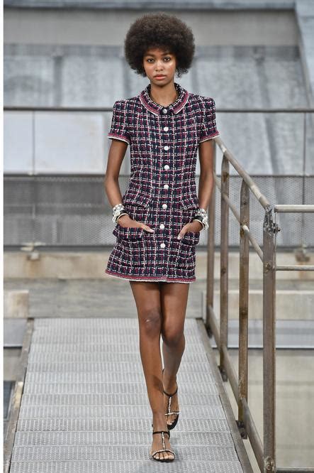 defile chanel octobre 2019|Chanel: défilé Nouvelle Vague sur les toits de Paris .